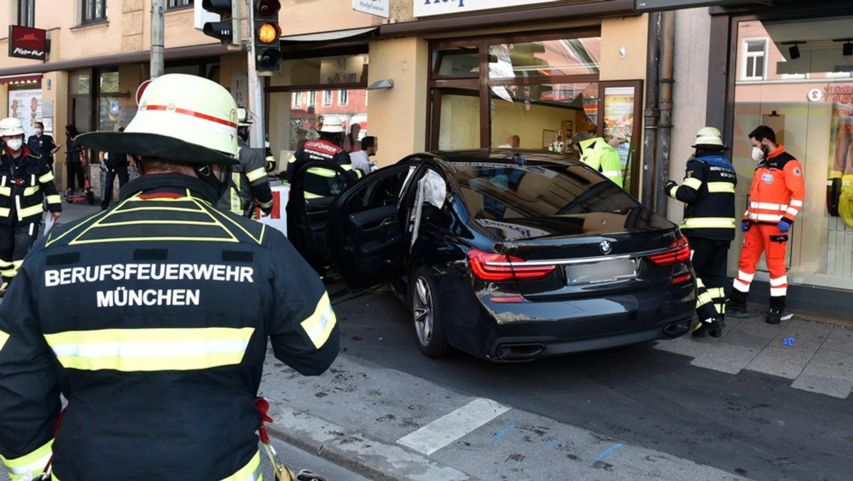 Ein Autofahrer hat die Kontrolle über sein Fahrzeug verloren und ist gegen eine Bäckerei gefahren