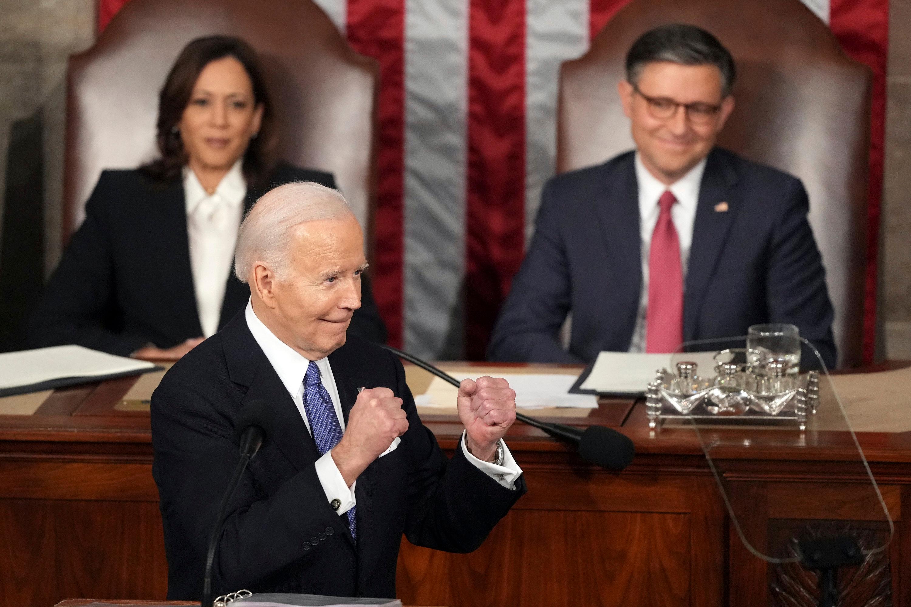 Präsident Joe Biden spricht vor den Republikanern, während Vizepräsidentin Kamala Harris und Mike Johnson, Sprecher des Repräsentantenhauses, während der Rede zur Lage der Nation vor einer gemeinsamen Sitzung des Kongresses im US-Kapitol zusehen.