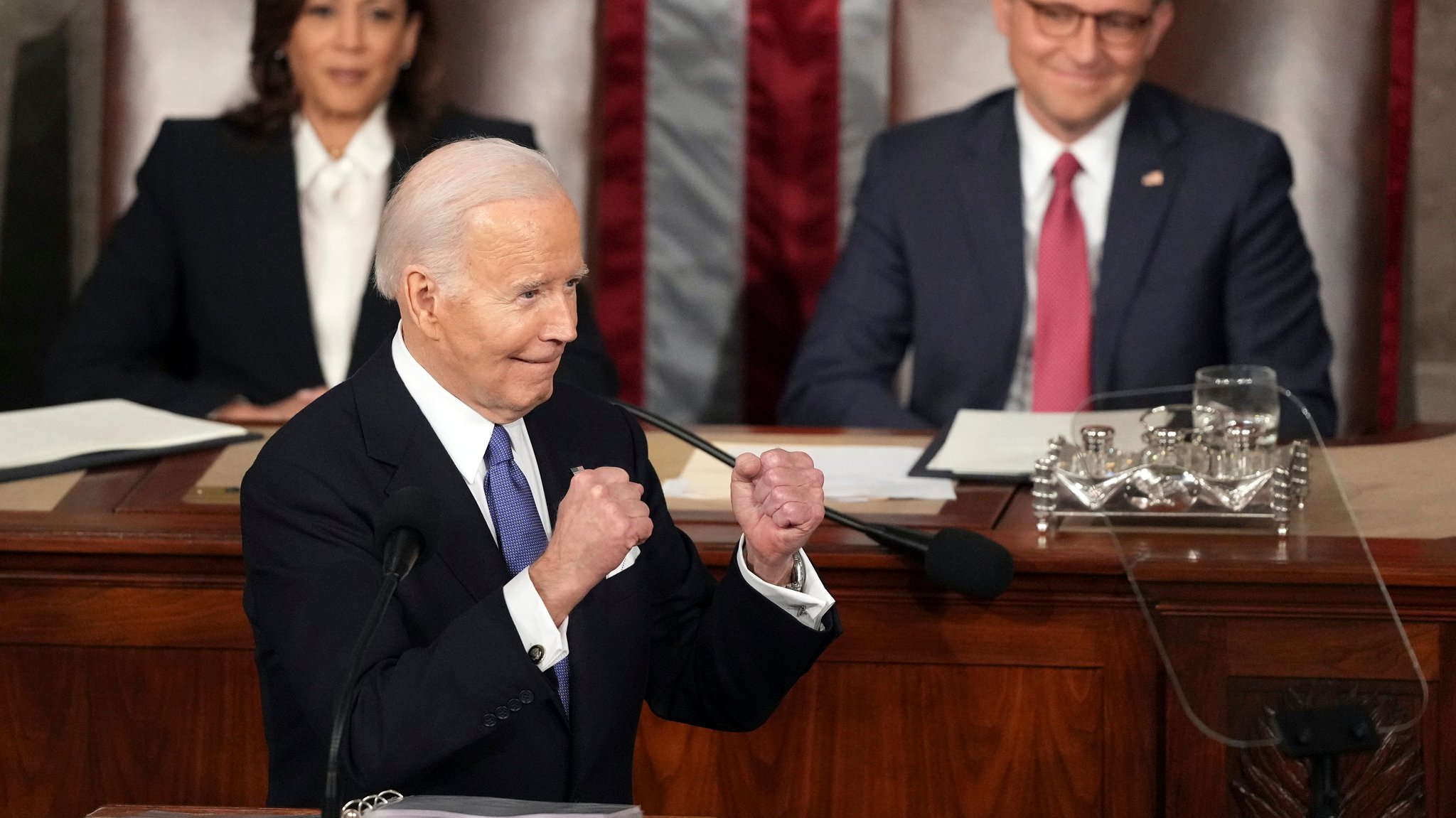 Präsident Joe Biden spricht vor den Republikanern, während Vizepräsidentin Kamala Harris und Mike Johnson, Sprecher des Repräsentantenhauses, während der Rede zur Lage der Nation vor einer gemeinsamen Sitzung des Kongresses im US-Kapitol zusehen.