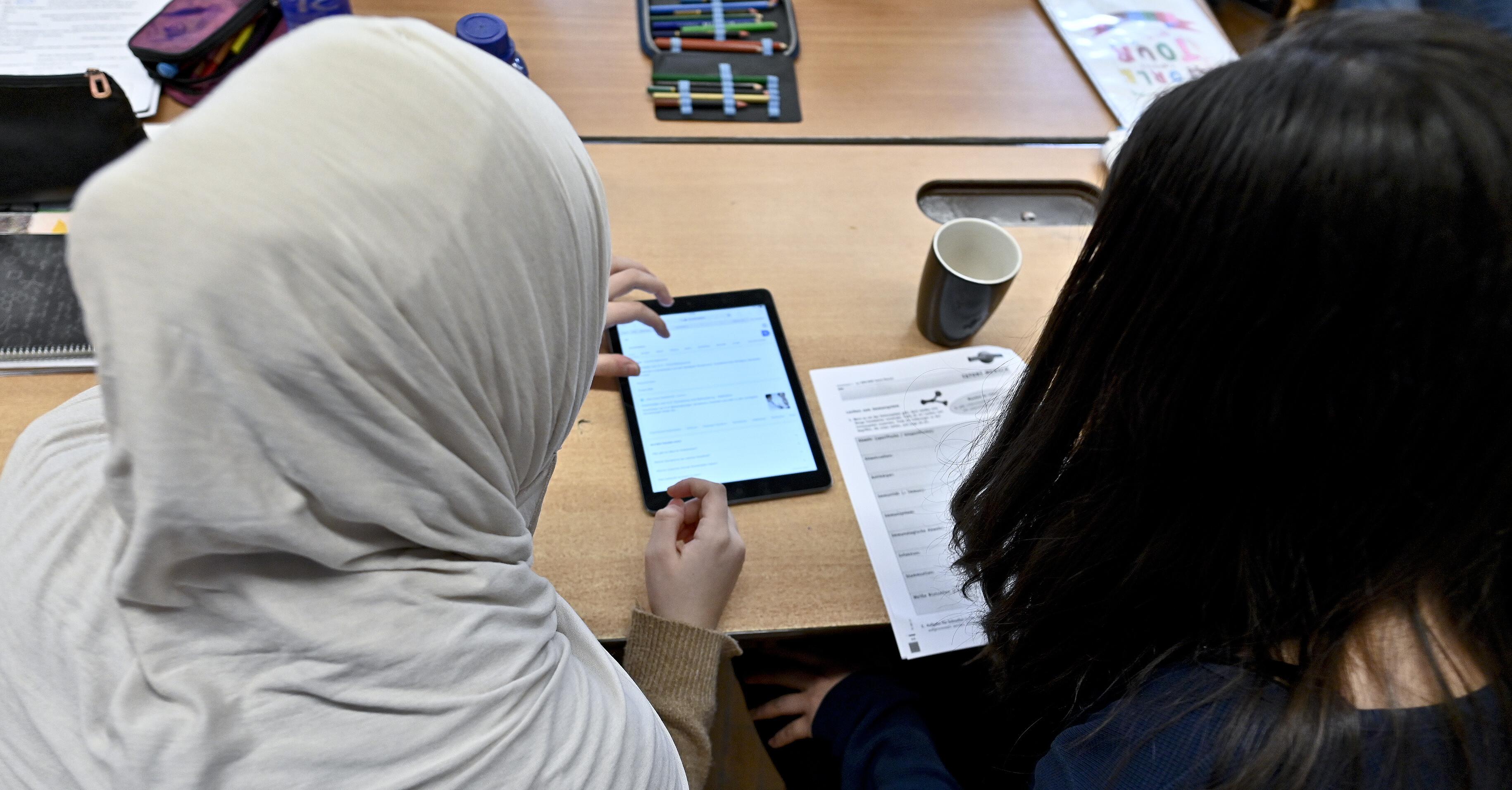 Archivbild: Eine Schülerin mit Kopftuch in einer österreichischen Schule. 