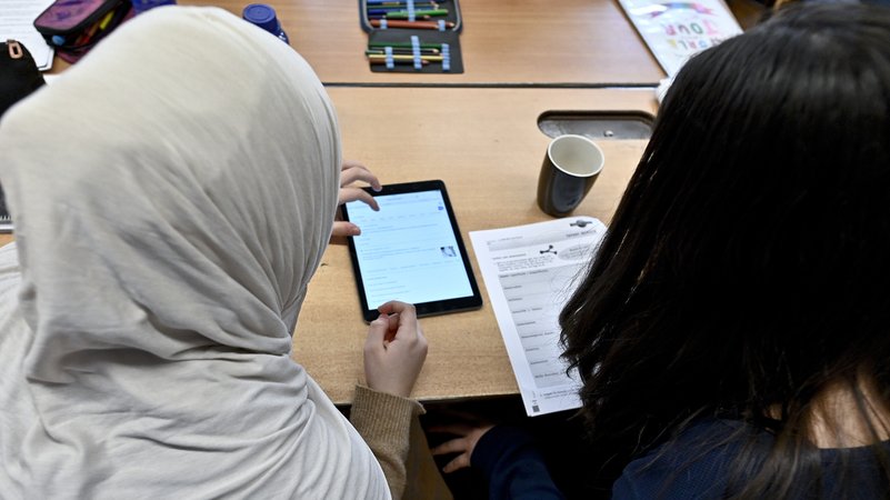 Archivbild: Eine Schülerin mit Kopftuch in einer österreichischen Schule. | Bild: picture alliance / HERBERT NEUBAUER / APA / picturedesk.com | HERBERT NEUBAUER Archivbild: Eine Schülerin mit Kopftuch in einer österreichischen Schule.