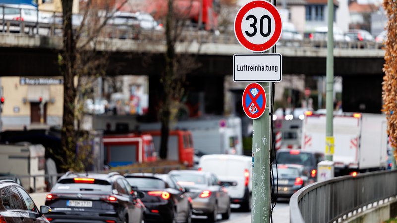 Echtes Tempo-30-Schild in München (Symbolbild) | Bild: pa/dpa/Matthias Balk Echtes Tempo-30-Schild in München (Symbolbild)