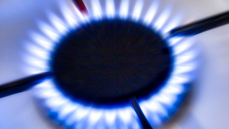 Eine blau leuchtende Gasflamme brennt auf einem Gasherd. Symbolbild für Energie. 