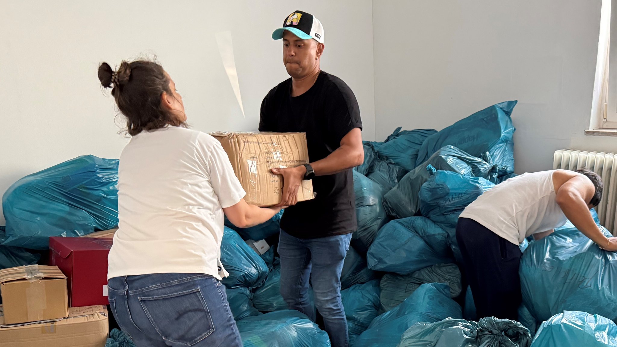 Pakete packen und schleppen für venezolanische Erbebenopfer. | Bild: BR / David Herting Pakete packen und schleppen für venezolanische Erbebenopfer.