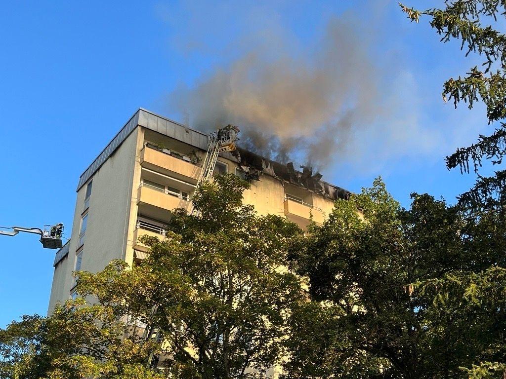 Feuer in einem Hochhaus im Münchner Stadtteil Forstenried: Alle Bewohner konnten in Sicherheit gebracht werden. Der Löscheinsatz gestaltete sich schwierig, ein Feuerwehrmann wurde leicht verletzt.