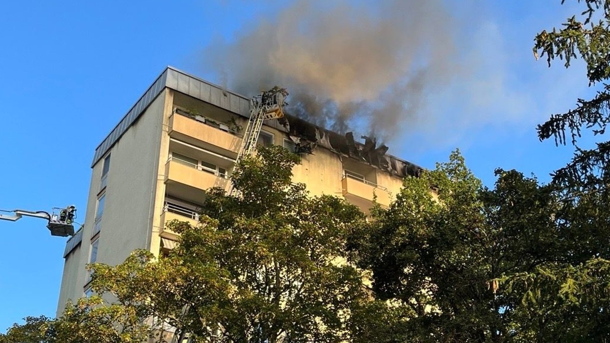 Feuer in einem Hochhaus im Münchner Stadtteil Forstenried: Alle Bewohner konnten in Sicherheit gebracht werden. Der Löscheinsatz gestaltete sich schwierig, ein Feuerwehrmann wurde leicht verletzt.