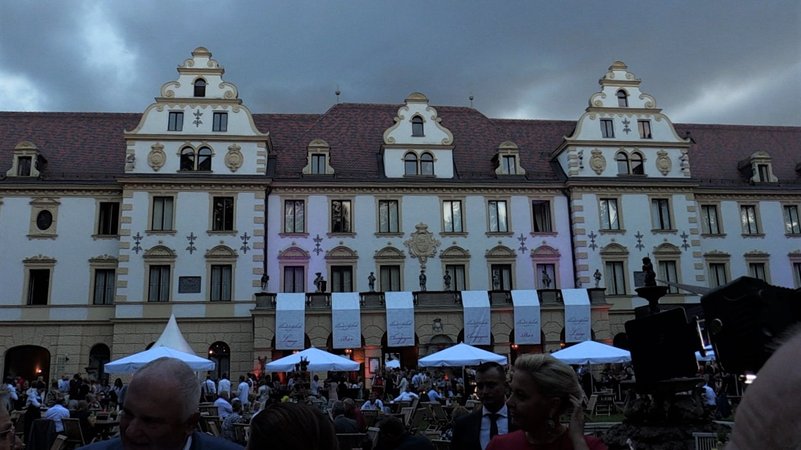 Schlechtes Wetter beim 20. Jubiläum der Regensburger Schlossfestspiele | Bild: BR/Marcel Kehrer Schlechtes Wetter beim 20. Jubiläum der Regensburger Schlossfestspiele