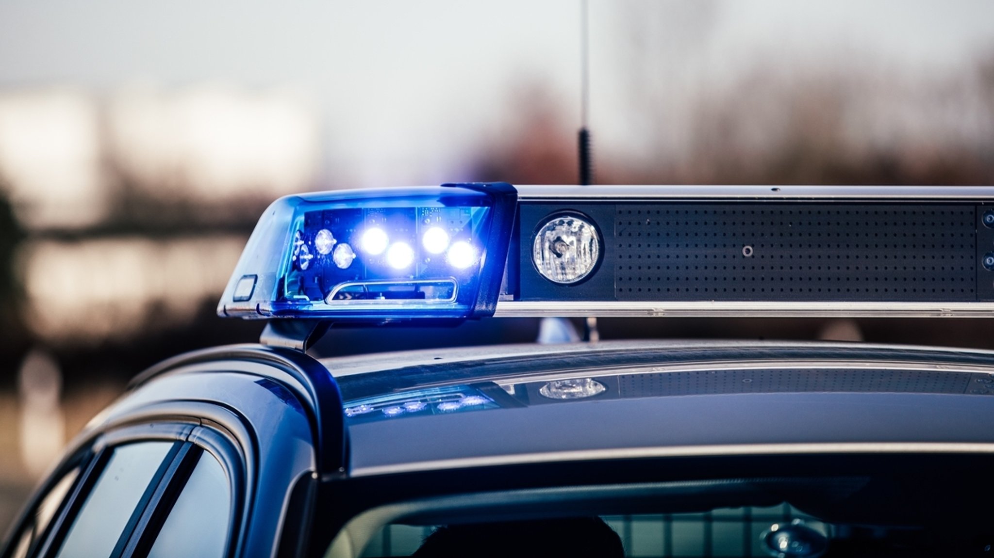 Symbolbild Blaulicht auf Polizeiauto