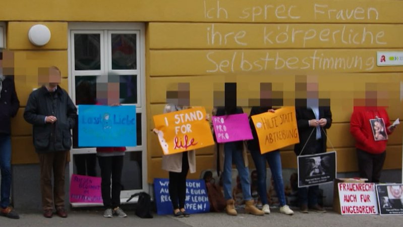 Abtreibungsgegner protestieren mit Plakaten | Bild: BR2024 Abtreibungsgegner protestieren mit Plakaten