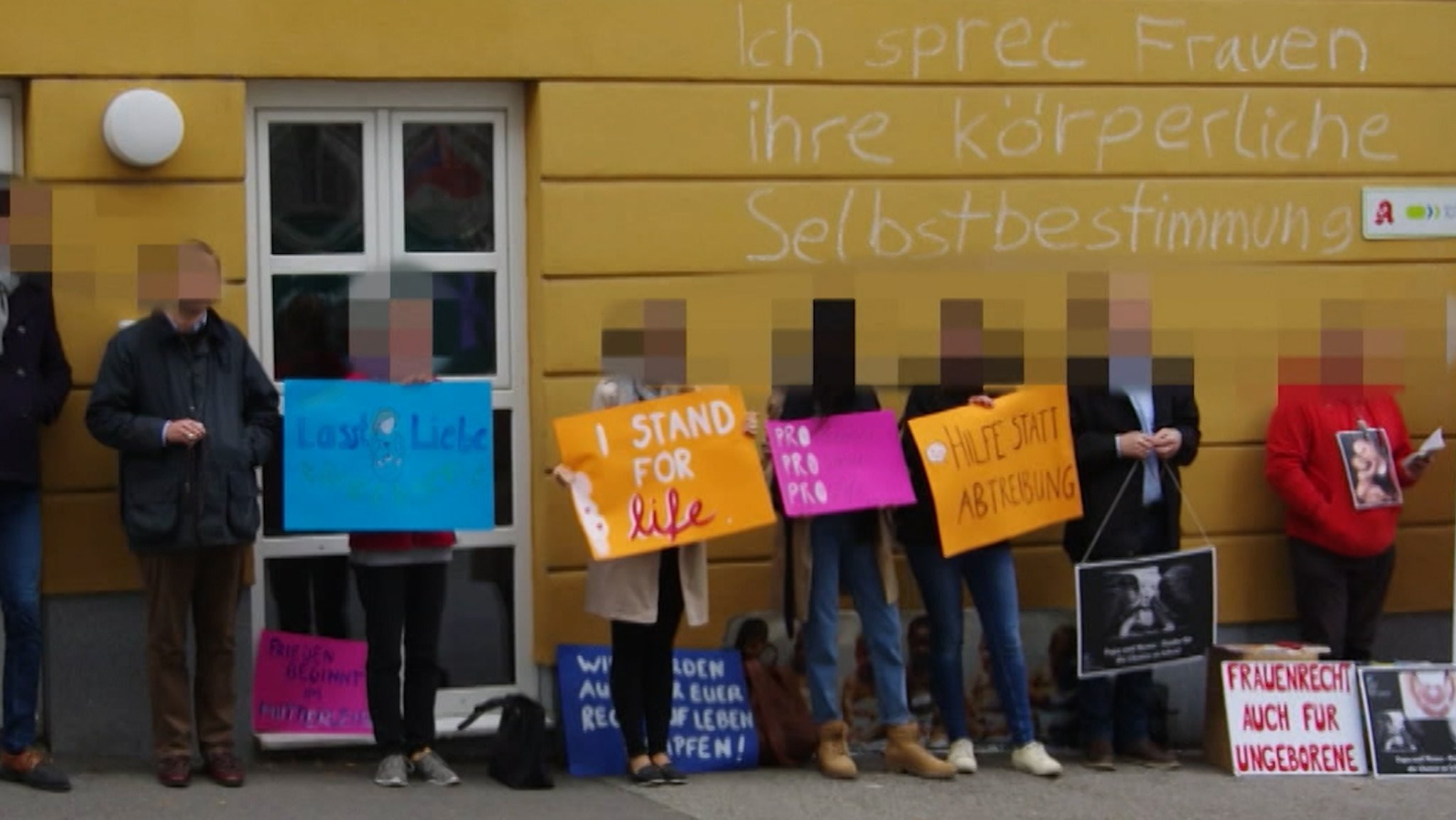 Abtreibungsgegner protestieren mit Plakaten 