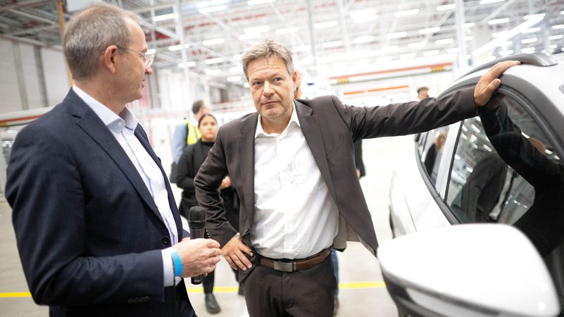Bundeswirtschaftsminister Robert Habeck (Grüne) beim Besuch des VW-Werks in Emden. | Bild: dpa-Bildfunk/Sina Schuldt Bundeswirtschaftsminister Robert Habeck (Grüne) beim Besuch des VW-Werks in Emden.