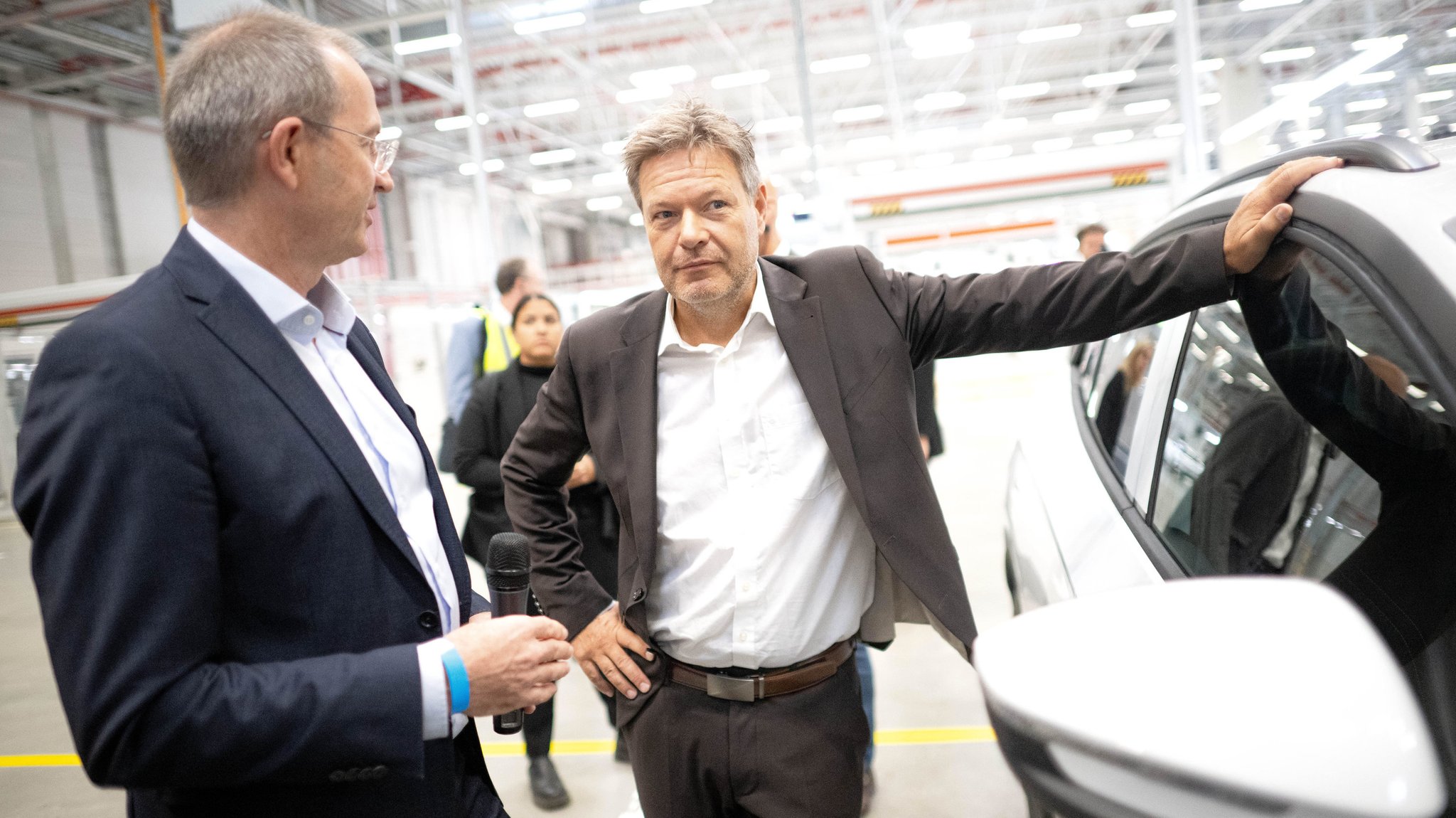 Bundeswirtschaftsminister Robert Habeck (Grüne) beim Besuch des VW-Werks in Emden.