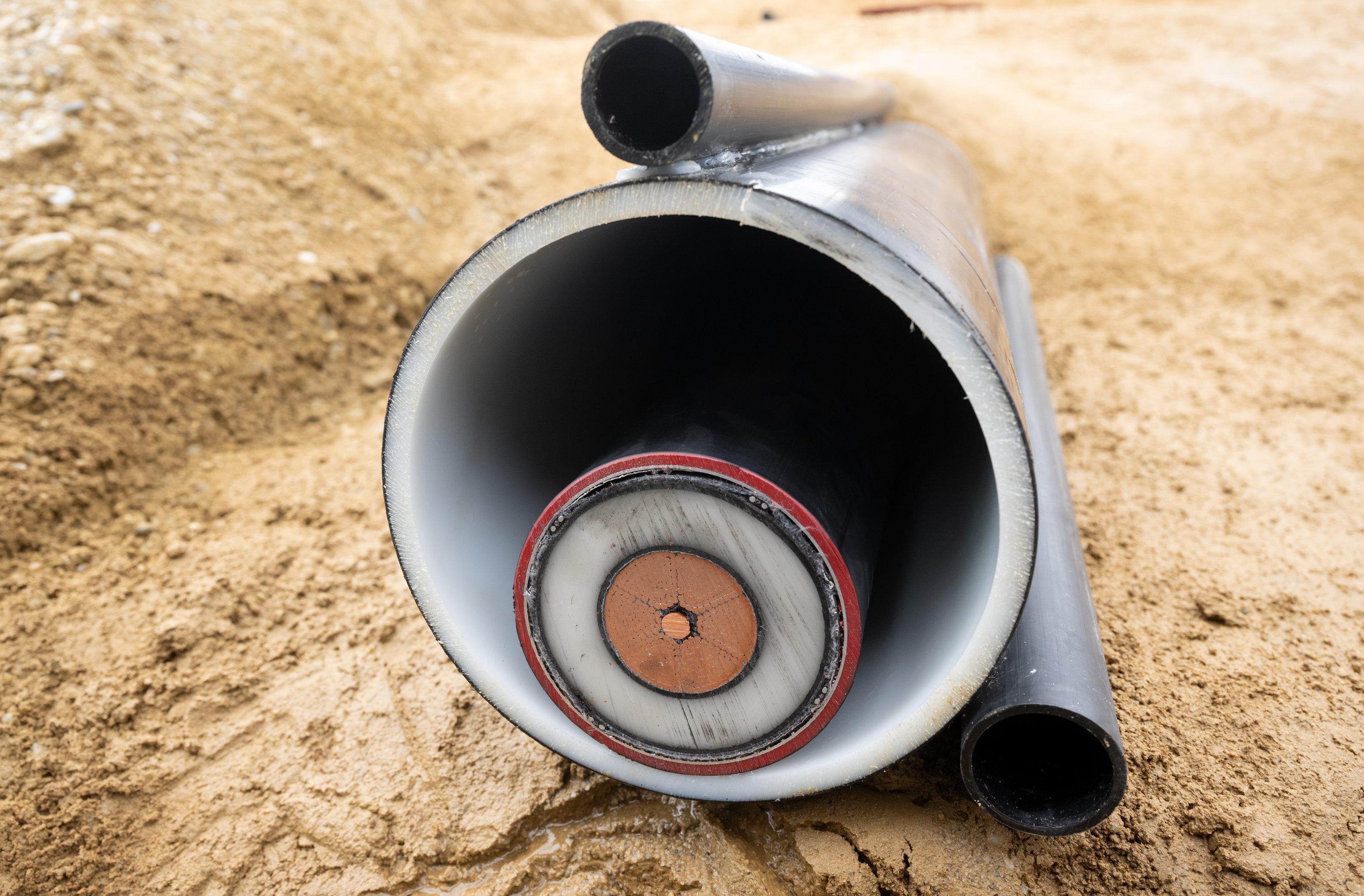 Niederaichbach: Ein Kabel ist während der symbolischen Baustelleneröffnung für die Baumaßnahmen des Südostlinks zu sehen.