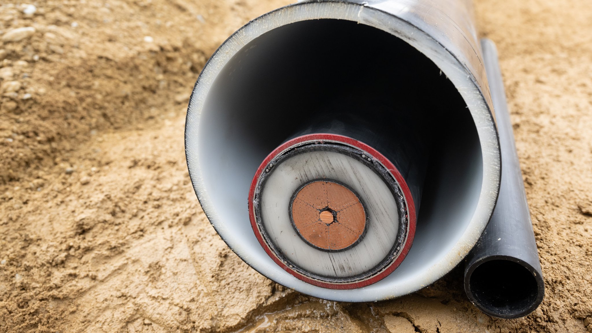 Niederaichbach: Ein Kabel ist während der symbolischen Baustelleneröffnung für die Baumaßnahmen des Südostlinks zu sehen.