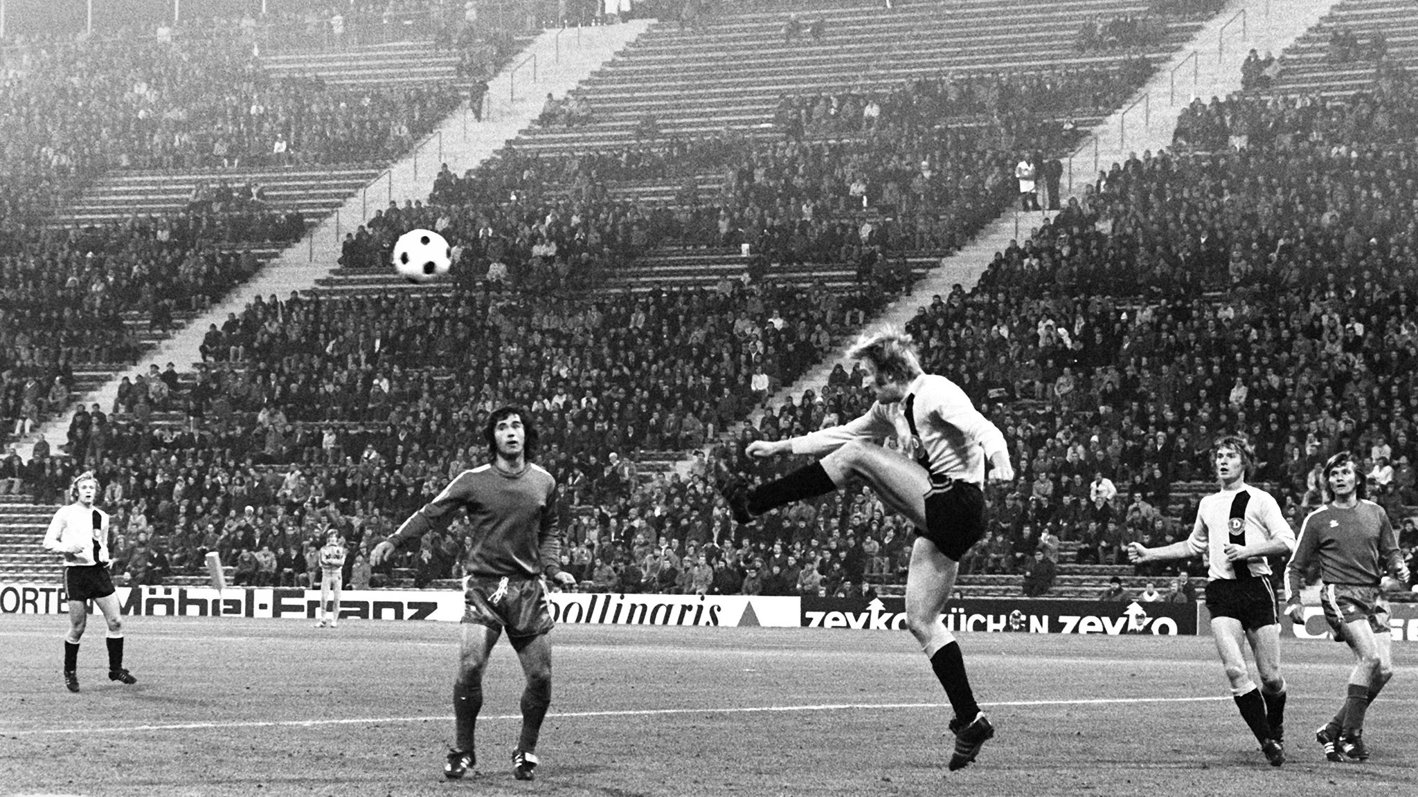 Gerd Müller (links) vor halbvollen Rängen im Olympiastadion gegen Dynamo Dresden