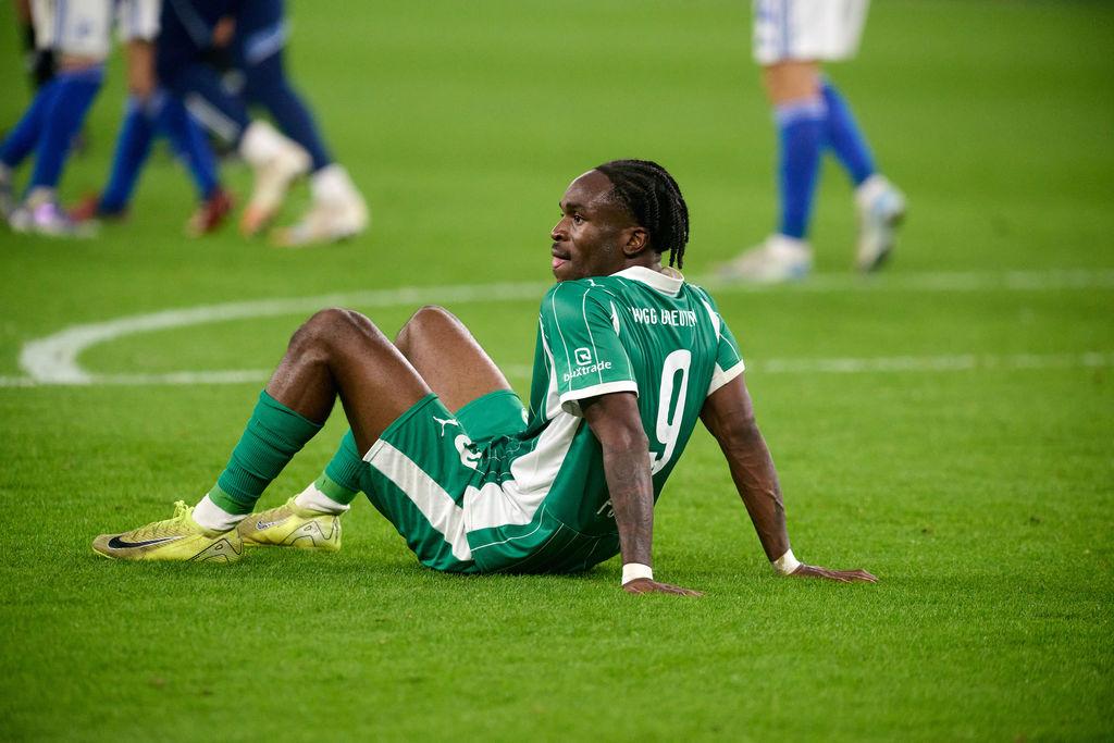 26.09.2025, Nordrhein-Westfalen, Gelsenkirchen: Fußball: 2. Bundesliga, FC Schalke 04 - SpVgg Greuther Fürth, 7. Spieltag, Veltins Arena. Noel Futkeu (SpVgg Greuther Fürth) sitz nach dem Schlusspfiff auf dem Rasen. Foto: Bernd Thissen/dpa - WICHTIGER HINWEIS: Gemäß den Vorgaben der DFL Deutsche Fußball Liga bzw. des DFB Deutscher Fußball-Bund ist es untersagt, in dem Stadion und/oder vom Spiel angefertigte Fotoaufnahmen in Form von Sequenzbildern und/oder videoähnlichen Fotostrecken zu verwerten bzw. verwerten zu lassen. +++ dpa-Bildfunk +++