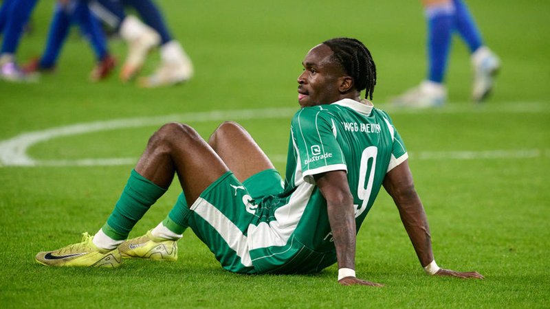 26.09.2025, Nordrhein-Westfalen, Gelsenkirchen: Fußball: 2. Bundesliga, FC Schalke 04 - SpVgg Greuther Fürth, 7. Spieltag, Veltins Arena. Noel Futkeu (SpVgg Greuther Fürth) sitz nach dem Schlusspfiff auf dem Rasen. Foto: Bernd Thissen/dpa - WICHTIGER HINWEIS: Gemäß den Vorgaben der DFL Deutsche Fußball Liga bzw. des DFB Deutscher Fußball-Bund ist es untersagt, in dem Stadion und/oder vom Spiel angefertigte Fotoaufnahmen in Form von Sequenzbildern und/oder videoähnlichen Fotostrecken zu verwerten bzw. verwerten zu lassen. +++ dpa-Bildfunk +++ | Bild: dpa-Bildfunk/Bernd Thissen 26.09.2025, Nordrhein-Westfalen, Gelsenkirchen: Fußball: 2. Bundesliga, FC Schalke 04 - SpVgg Greuther Fürth, 7. Spieltag, Veltins Arena. Noel Futkeu (SpVgg Greuther Fürth) sitz nach dem Schlusspfiff auf dem Rasen. Foto: Bernd Thissen/dpa - WICHTIGER HINWEIS: Gemäß den Vorgaben der DFL Deutsche Fußball Liga bzw. des DFB Deutscher Fußball-Bund ist es untersagt, in dem Stadion und/oder vom Spiel angefertigte Fotoaufnahmen in Form von Sequenzbildern und/oder videoähnlichen Fotostrecken zu verwerten bzw. verwerten zu lassen. +++ dpa-Bildfunk +++