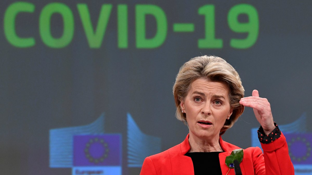 EU-Kommissionspräsidentin Ursula von der Leyen auf einer Pressekonferenz. Hinter ihr ist der Schriftzug Covid-19 projiziert. 