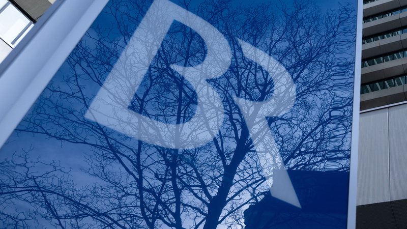 (Symbolbild) Kahle Bäume spiegeln sich in einem Schild mit dem Logo des Bayerischen Rundfunks (BR) am Funkhaus in der Innenstadt. | Bild: dpa-Bildfunk/Sven Hoppe (Symbolbild) Kahle Bäume spiegeln sich in einem Schild mit dem Logo des Bayerischen Rundfunks (BR) am Funkhaus in der Innenstadt.