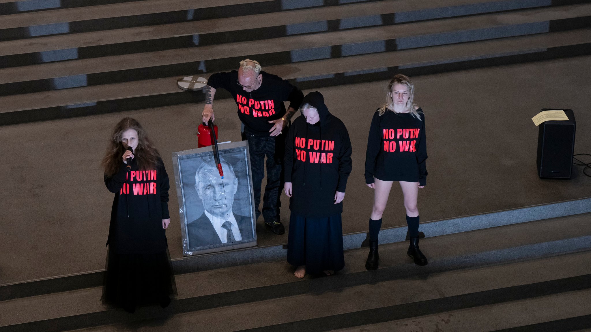 Drei Mitglieder der russischen Band Pussy Riot treten im Rahmen der Flatz-Retrospektive in der Pinakothek der Moderne mit Musik und Aktionen auf. Als zweiter von links steht der österreichische Künstler Wolfgang Flatz.