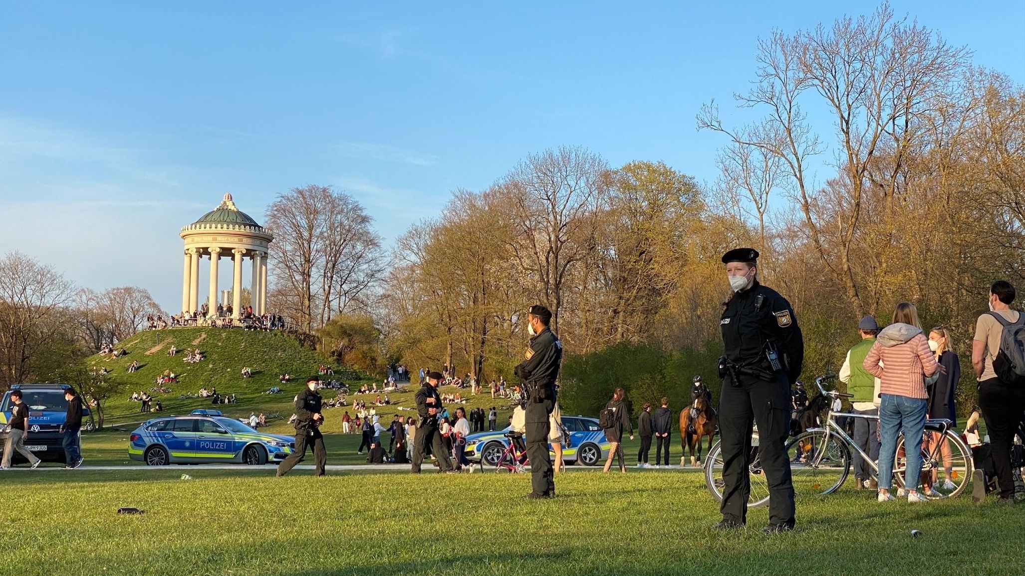 Schlägerei im Englischen Garten: Polizei sucht Täter | BR24