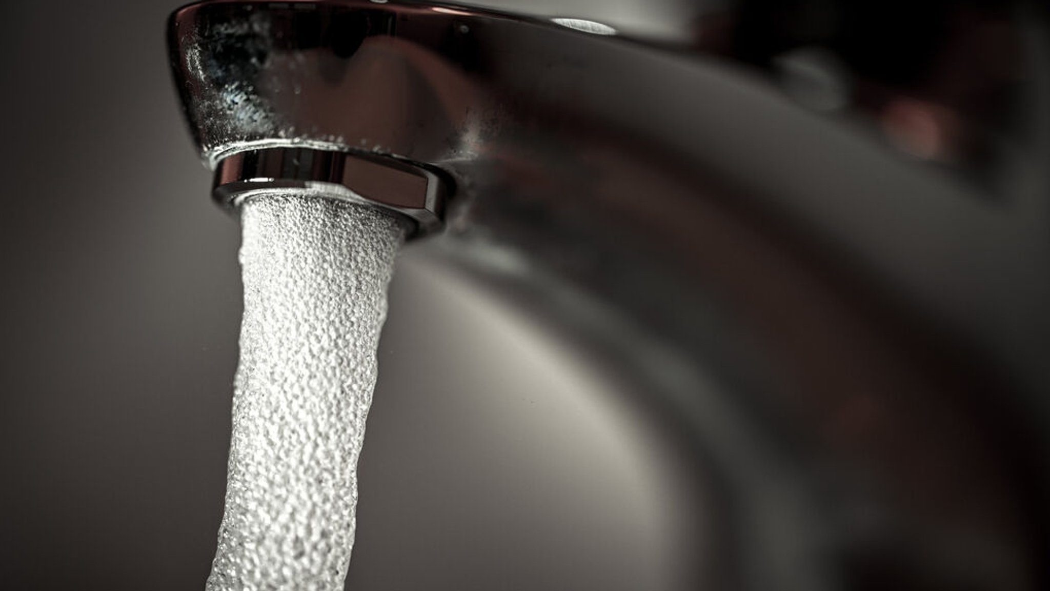 Trinkwasser läuft aus einem Wasserhahn (Symbolbild) | Bild: dpa-Bildfunk/Felix Kästle Trinkwasser läuft aus einem Wasserhahn (Symbolbild)