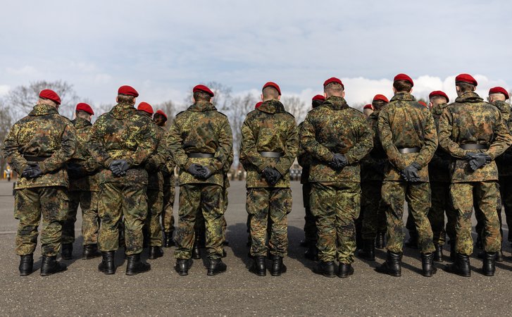 Soldaten stehen auf einen Platz in der Julius-Leber-Kaserne. Das Heer stellt eine neue Heimatschutzdivision als vierten Großverband auf.