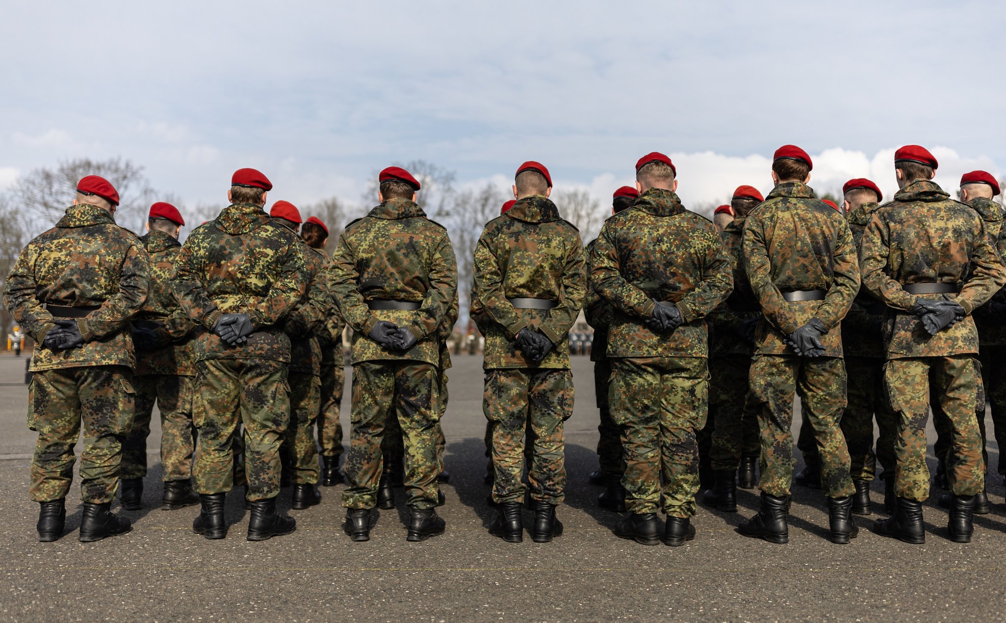 Soldaten stehen auf einen Platz in der Julius-Leber-Kaserne. Das Heer stellt eine neue Heimatschutzdivision als vierten Großverband auf.