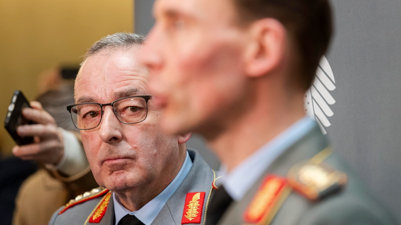 Statement von Christian Freudig im Blick von Carsten Breuer Generalinspekteur der Bundeswehr nach der Befragung des Verteidigungsausschusses | Bild: pa/dpa/Mike Schmidt Statement von Christian Freudig im Blick von Carsten Breuer Generalinspekteur der Bundeswehr nach der Befragung des Verteidigungsausschusses