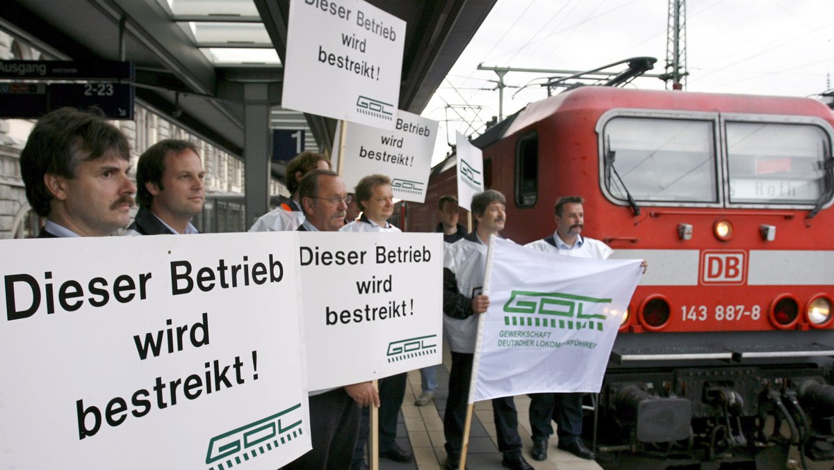 Archivbild: Streikende der GDL stehen im Jahr 2007 im Hauptbahnhof in Nürnberg.