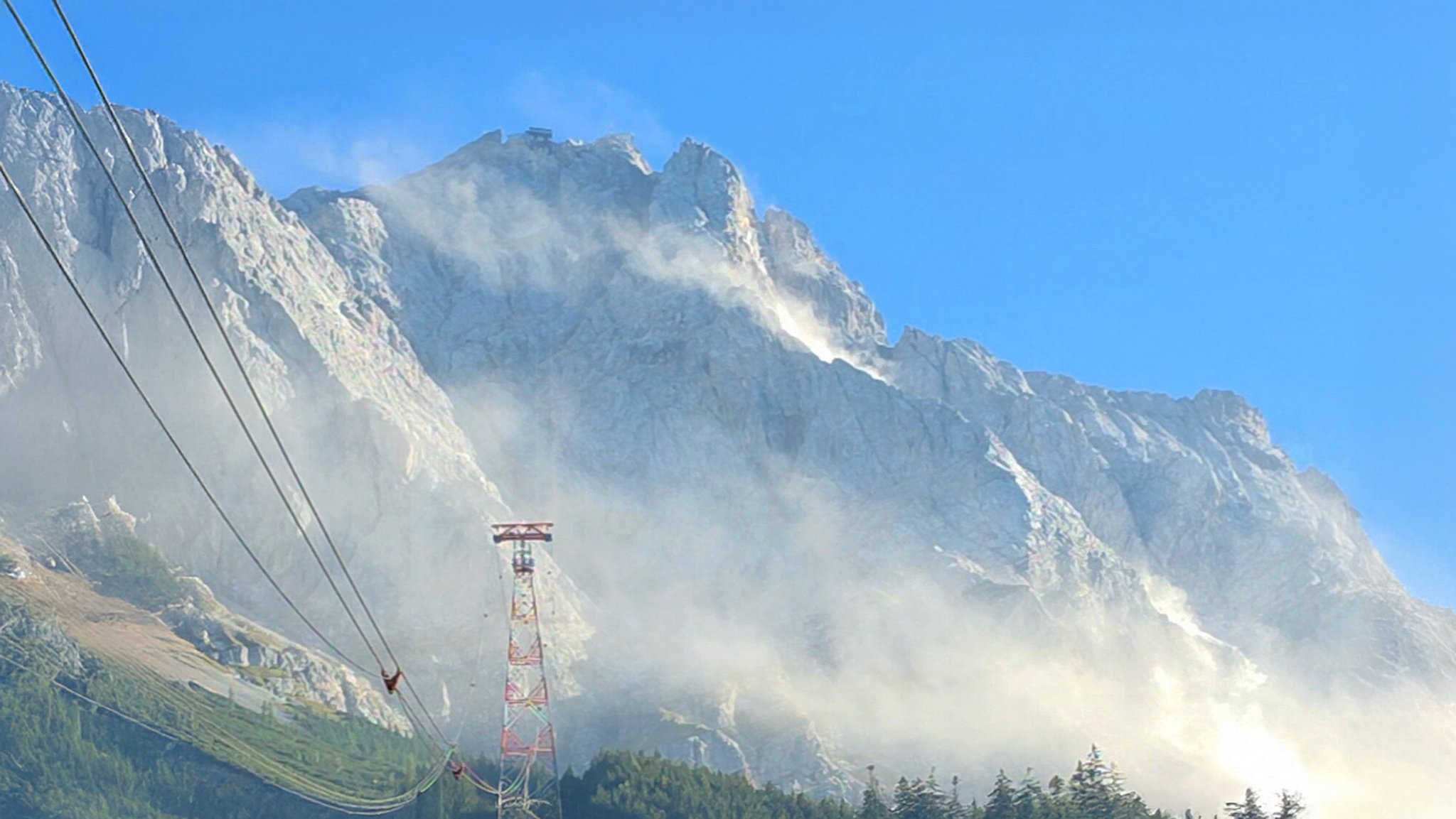 An Deutschlands höchstem Berg gab es zwei Felsstürze. Mehr als ein paar Steine. Das zeigen neue Messungen. | Bild: Bayerischer Rundfunk An Deutschlands höchstem Berg gab es zwei Felsstürze. Mehr als ein paar Steine. Das zeigen neue Messungen.