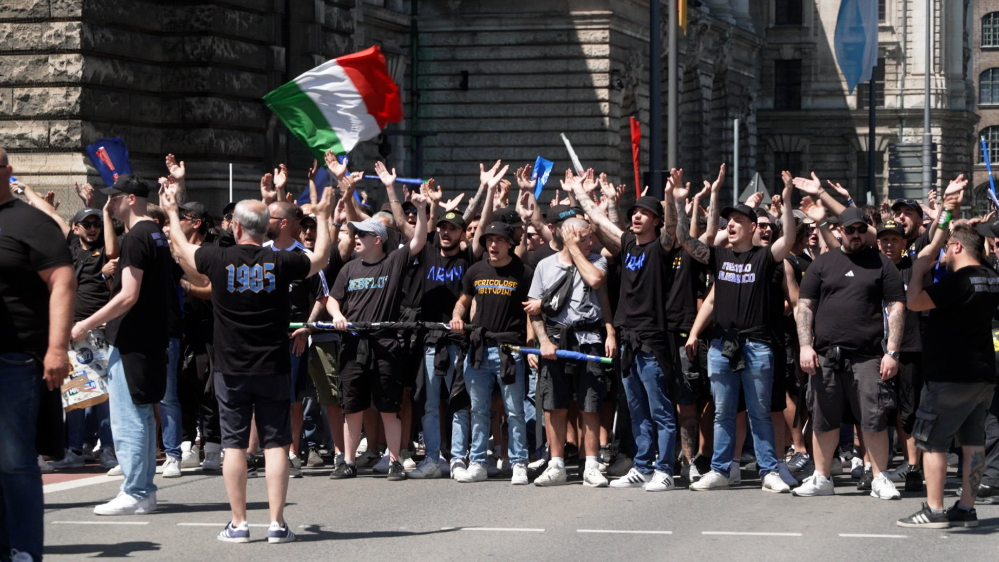 Foto: Am Stachus stehen gut hundert Fans in schwarzen Shirts mit italienischen Flaggen