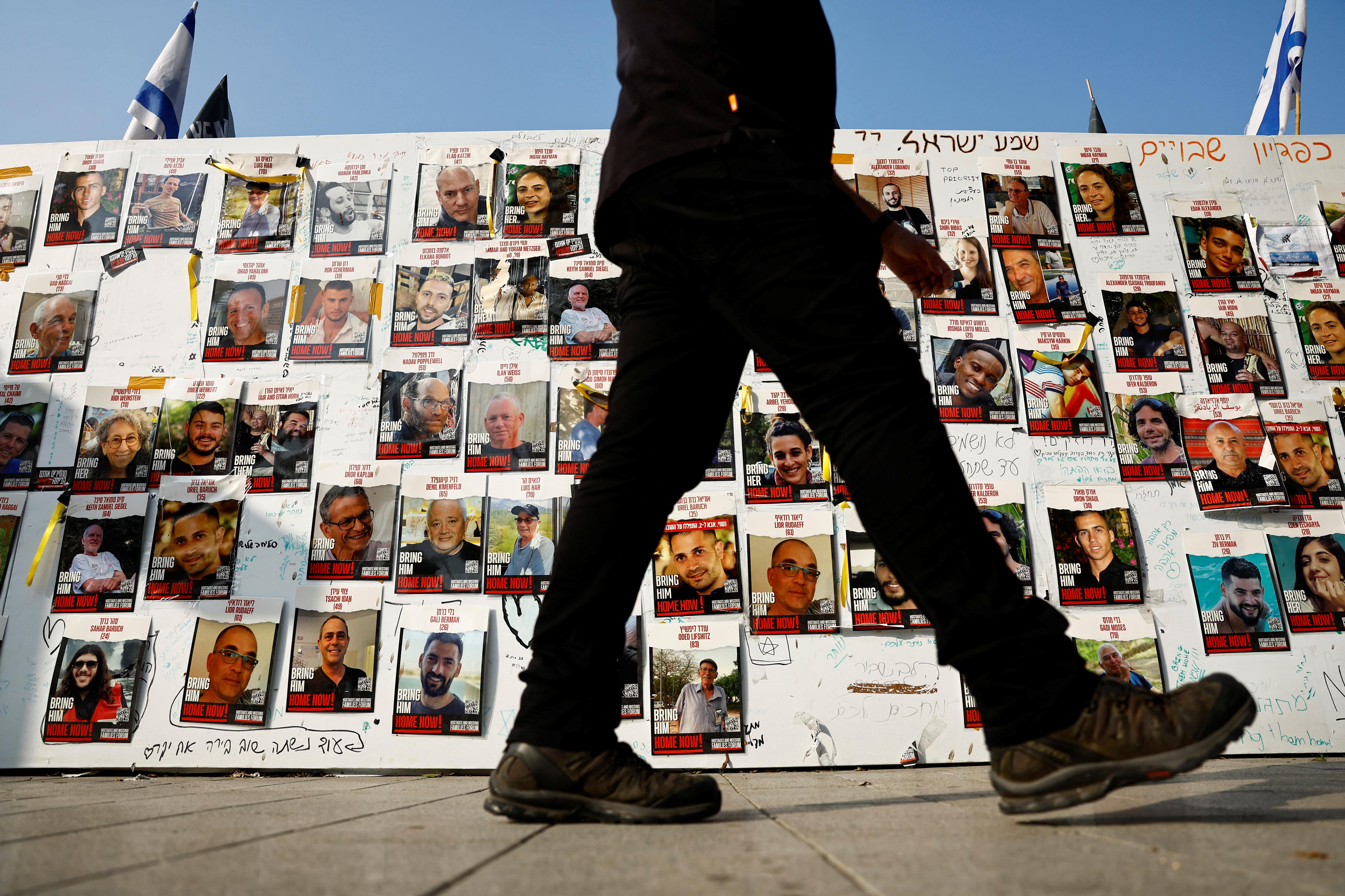 Wand mit Bilder der Geiseln in Tel Aviv