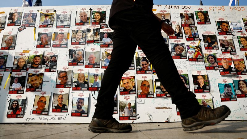 Wand mit Bilder der Geiseln in Tel Aviv | Bild: REUTERS/Clodagh Kilcoyne Wand mit Bilder der Geiseln in Tel Aviv