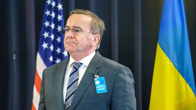 Boris Pistorius (SPD), Bundesminister der Verteidigung, nimmt am Treffen der Ukraine-Kontaktgruppe auf der US Air Base Ramstein teil. | Bild: picture alliance/dpa | Andreas Arnold Boris Pistorius (SPD), Bundesminister der Verteidigung, nimmt am Treffen der Ukraine-Kontaktgruppe auf der US Air Base Ramstein teil.