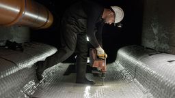 Ein Arbeiter montiert Abwasserwärmetauschmatten im unterirdischen Kanal in Bamberg. | Bild:Stadtwerke Bamberg