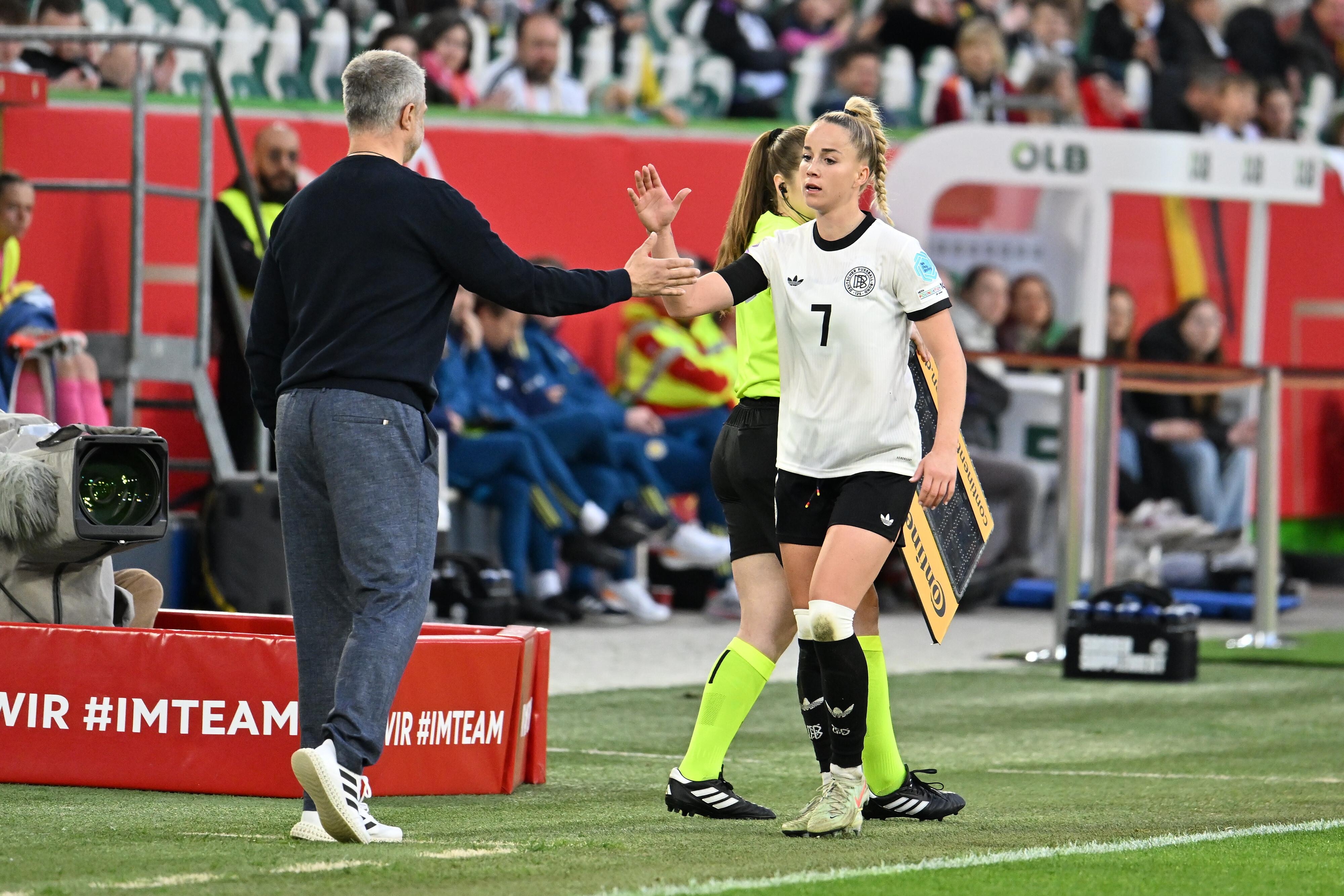 Giulia Gwinn (rechts) steht vor ihrem Comeback in der Nationalmannschaft unter Bundestrainer Christian Wück (links).