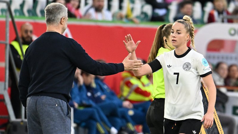 Giulia Gwinn (rechts) steht vor ihrem Comeback in der Nationalmannschaft unter Bundestrainer Christian Wück (links). | Bild: picture-alliance / dpa Giulia Gwinn (rechts) steht vor ihrem Comeback in der Nationalmannschaft unter Bundestrainer Christian Wück (links).