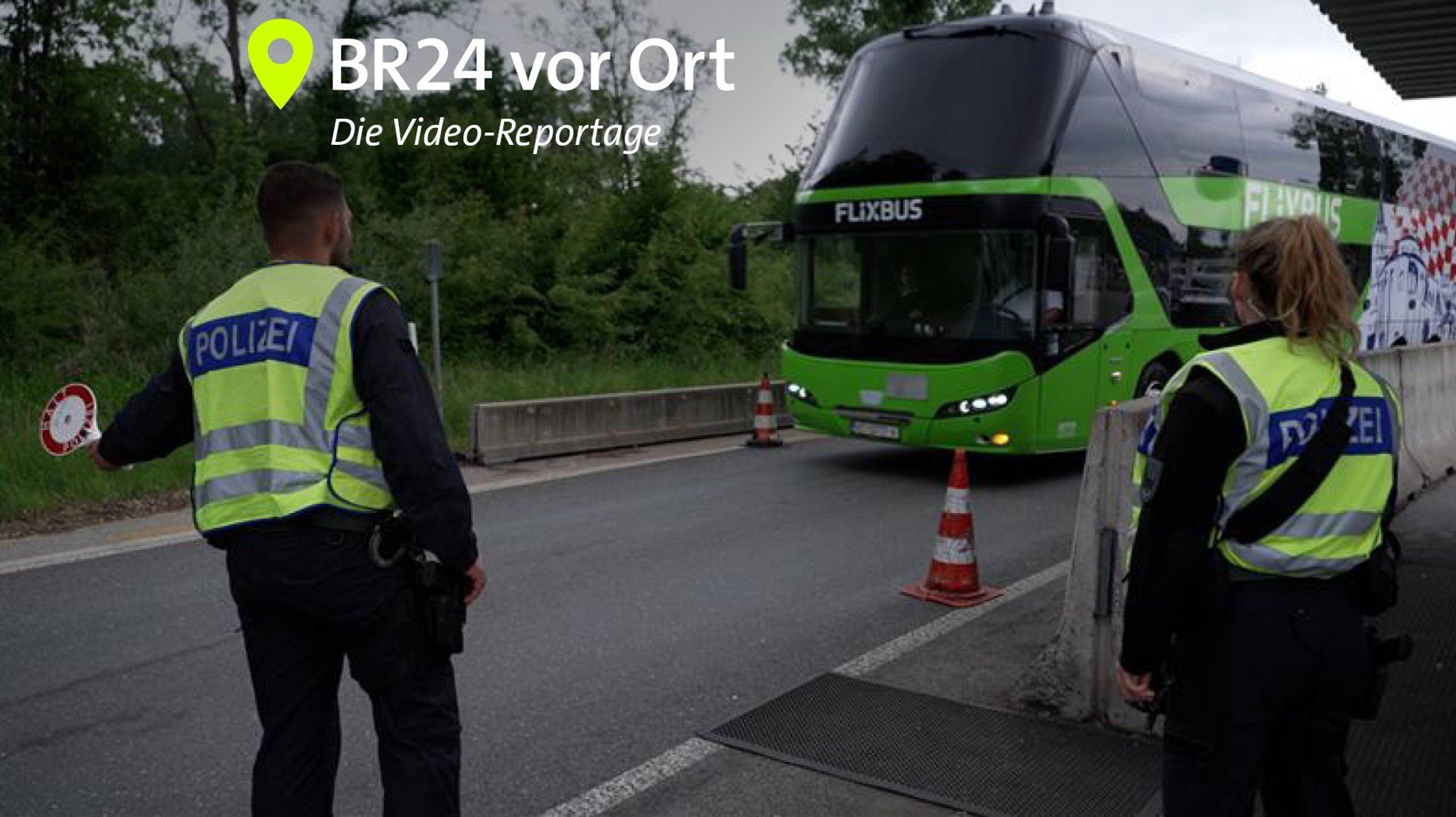 Grenzpolizist mit "Halt"-Kelle vor einem grünen Flixbus | Bild: BR I Julia Ley Grenzpolizist mit "Halt"-Kelle vor einem grünen Flixbus