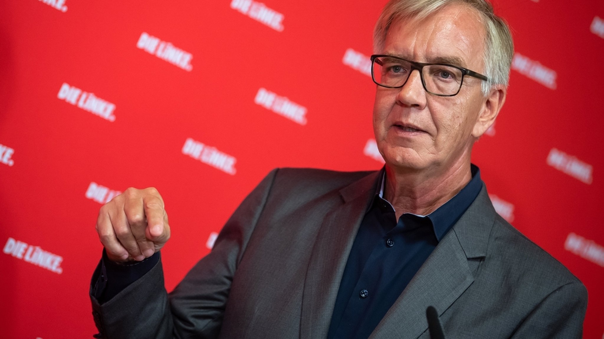 23.08.2021, Berlin: Dietmar Bartsch, Vorsitzender der Bundestagsfraktion der Partei Die Linke, äußert sich bei einer Pressekonferenz im Karl-Liebknecht-Haus zum Konzept der Linken für eine armutsfeste Rente und zum Afghanistan-Einsatz der Bundeswehr. Foto: Bernd von Jutrczenka/dpa +++ dpa-Bildfunk +++