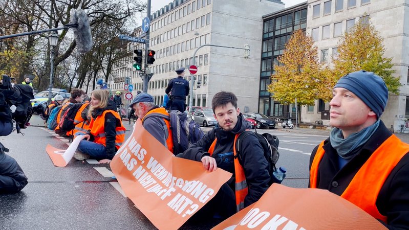 Aktivisten der "Letzten Generation" haben bei einem Klimaprotest in München am Montagmorgen den Verkehr blockiert. 