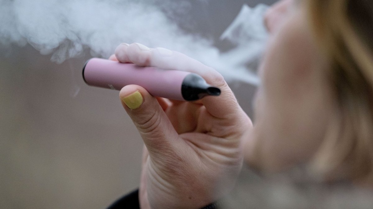 "Baller-Liquids"? Jugendlicher kollabiert nach Zug von Vape