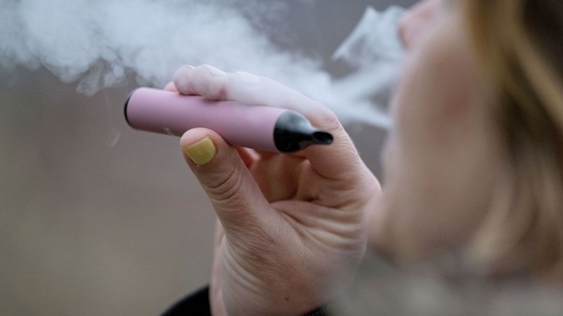 (Symbolbild) Eine Frau raucht eine E-Zigarette. | Bild: dpa-Bildfunk/Marijan Murat (Symbolbild) Eine Frau raucht eine E-Zigarette.
