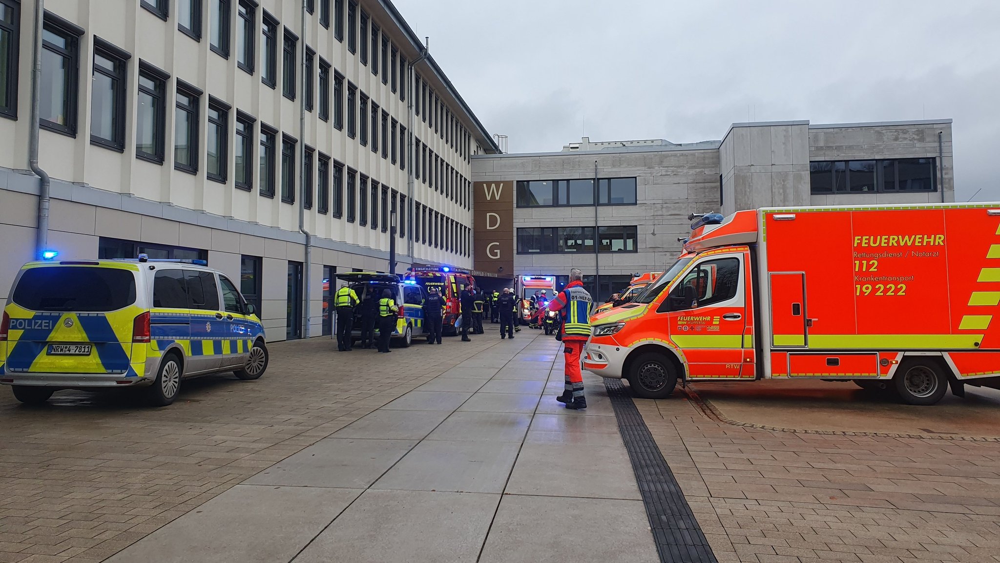 Einsatzkräfte vor dem Wilhelm-Dörpner-Gymnmasium