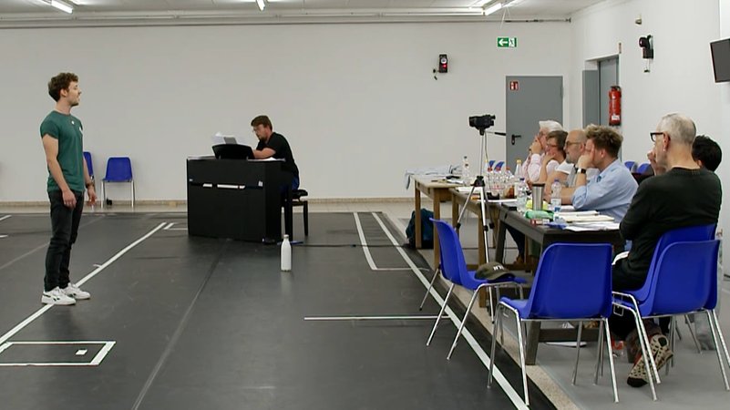 Ein Mann spricht beim Casting bei den Luisenburg-Festspielen vor. | Bild: BR Ein Mann spricht beim Casting bei den Luisenburg-Festspielen vor.