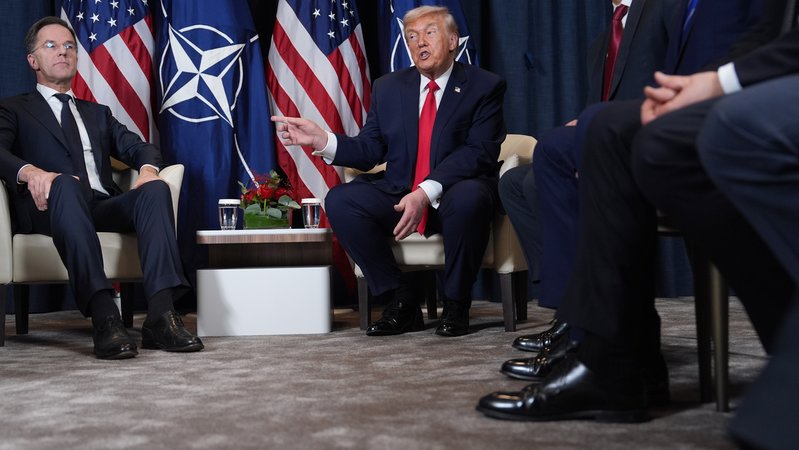 US-Präsident Trump mit Kabinettskollegen trifft Nato-Generalsekretär Rutte | Bild: picture alliance / Evan Vucci US-Präsident Trump mit Kabinettskollegen trifft Nato-Generalsekretär Rutte