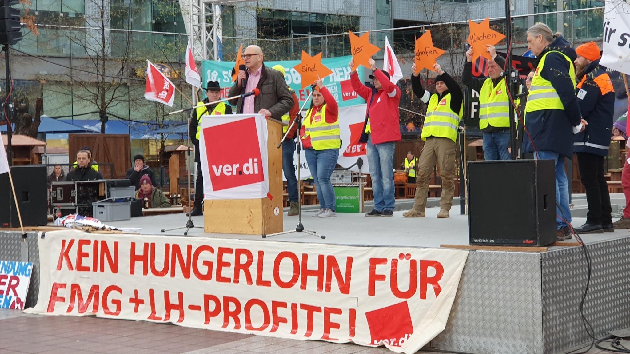 Mitarbeitende von Gepäckabfertigung und Sicherheitsdiensten legten die Arbeit nieder. Um 12 Uhr fand eine Kundgebung der Streikenden statt.