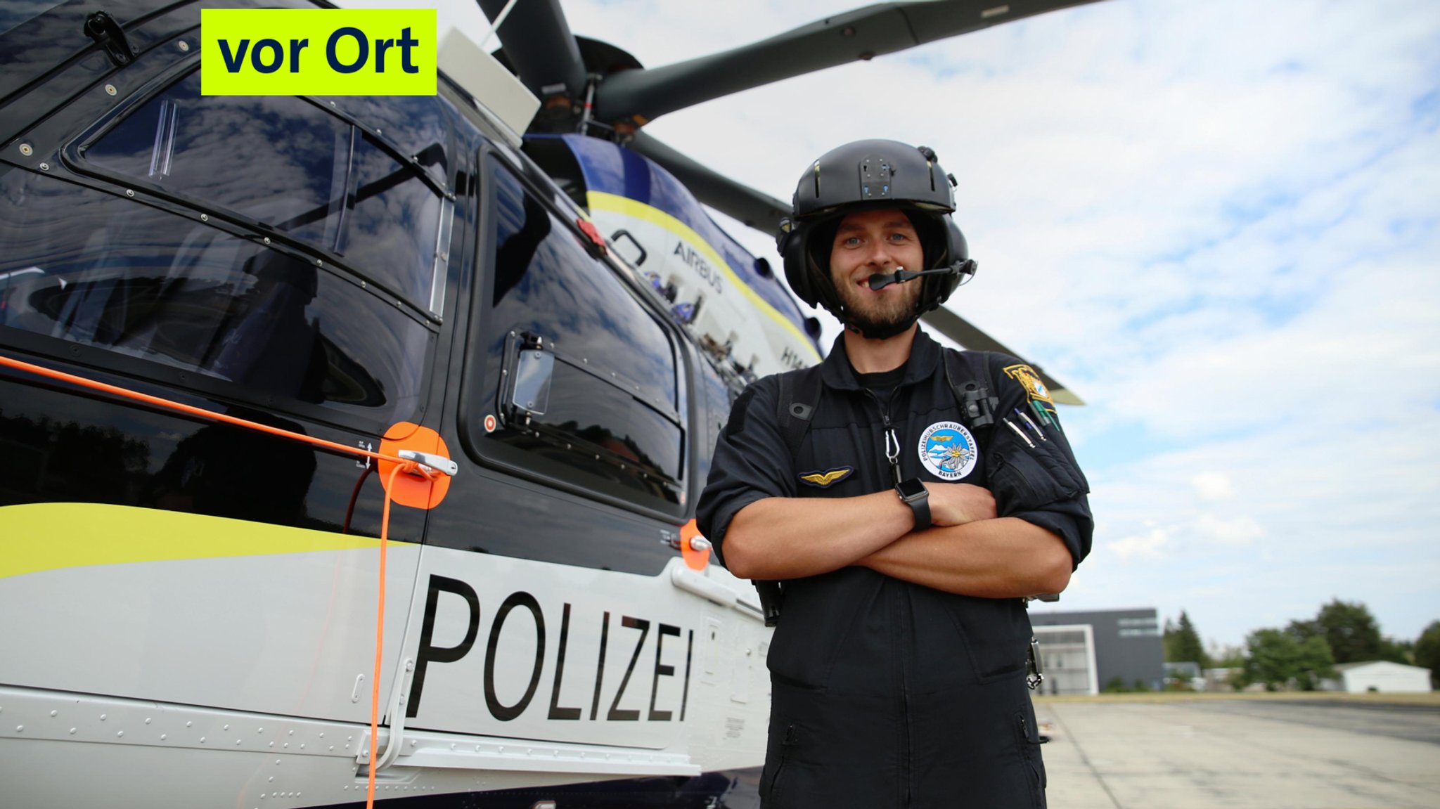 Ein Polizist vor einem Polizeihubschrauber. | Bild: BR/Isabel Pogner Ein Polizist vor einem Polizeihubschrauber.