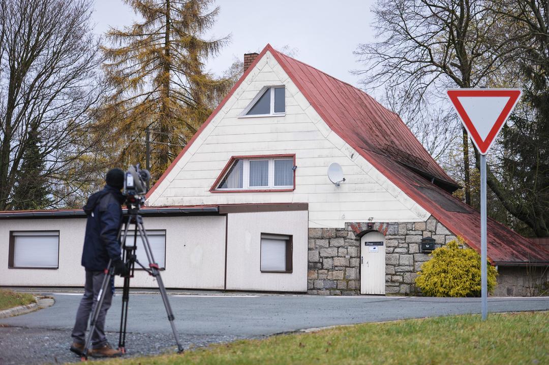Ein Kameramann filmt am vor einem ehemaligen Gasthof in Oberprex. 