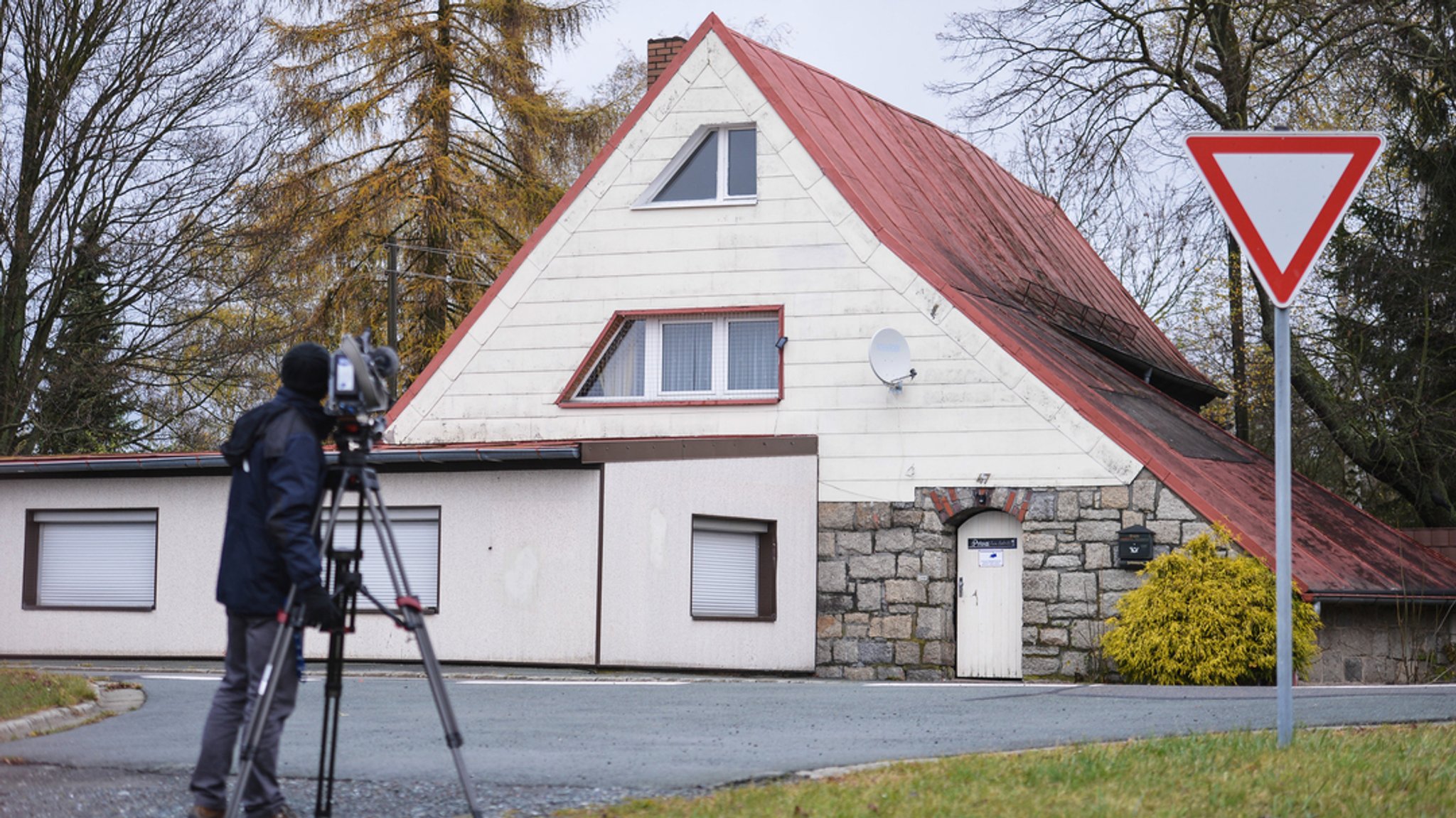 Ein Kameramann filmt am vor einem ehemaligen Gasthof in Oberprex. 